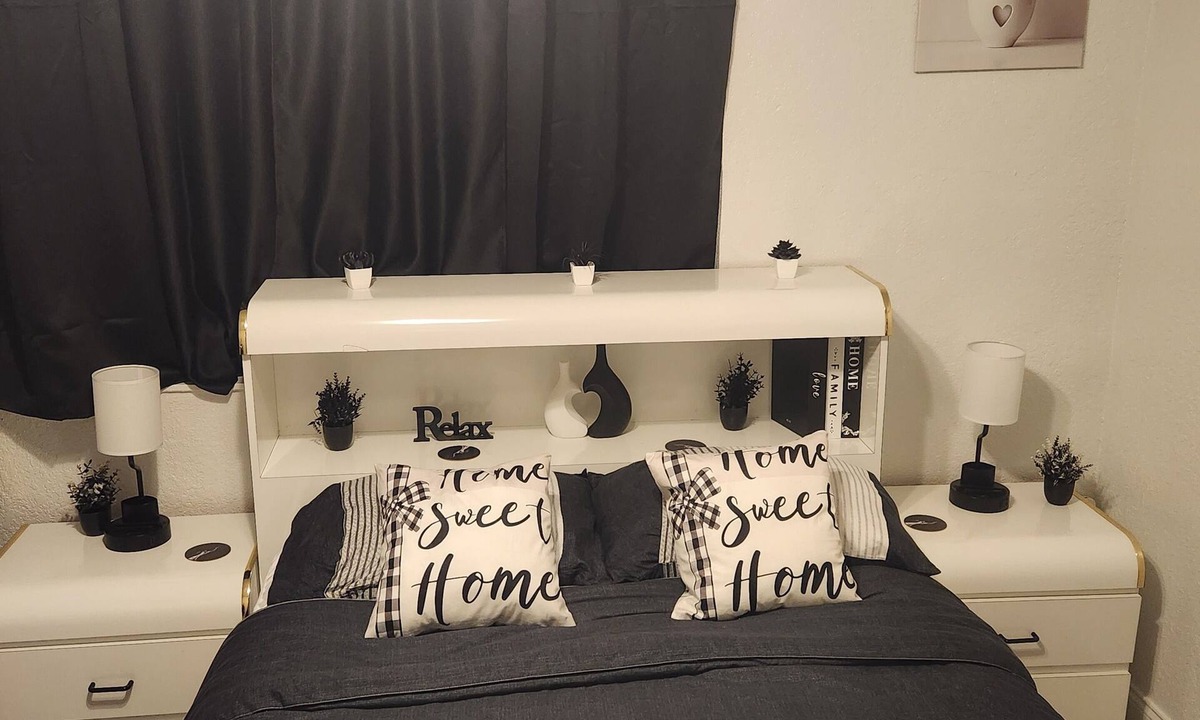 Driftwood Apartment | Comfy Hideaway-Studio by Hardrock Guitar Hollywood