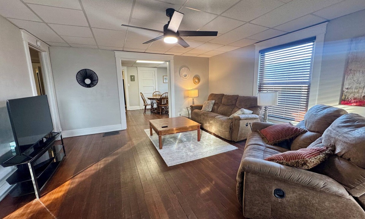Mattoon House | Comfy home on Broadway in Mattoon