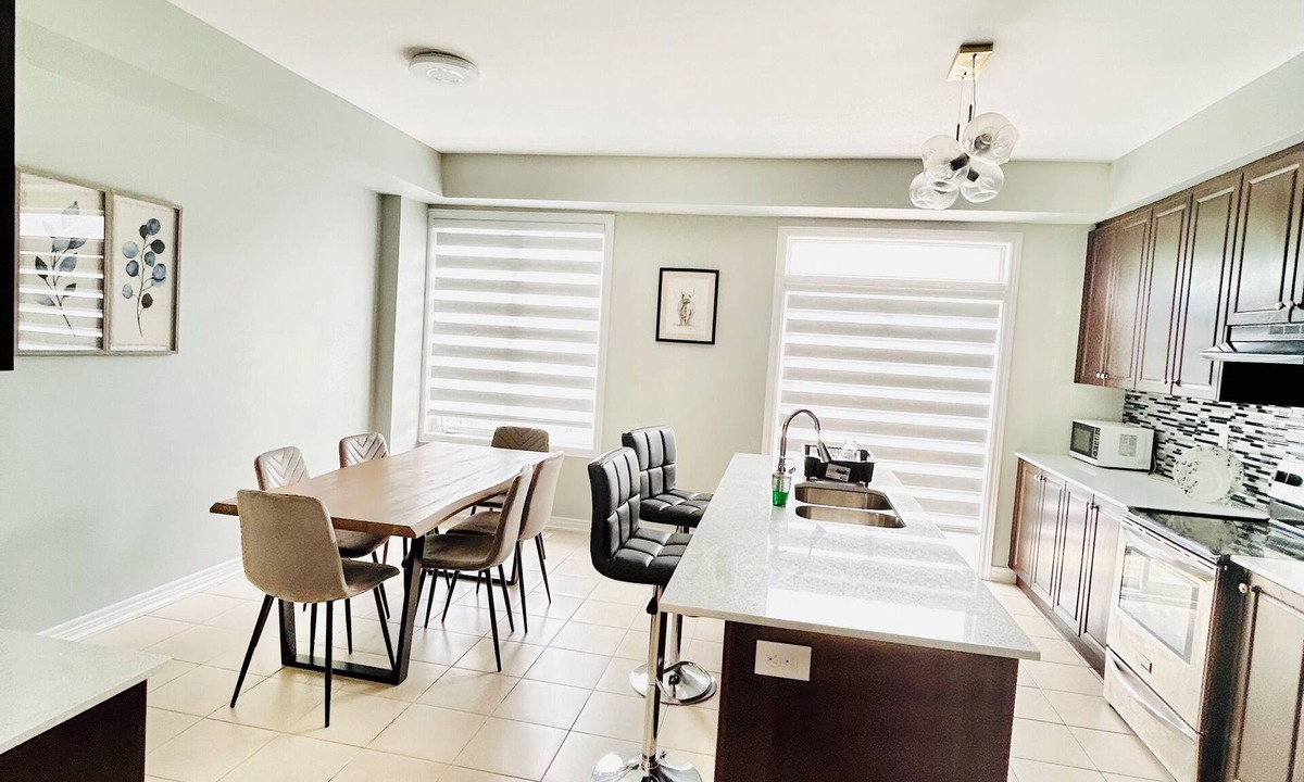 Brampton House | Comfy home sleeps 13+ guest with wifi &parking Netflix