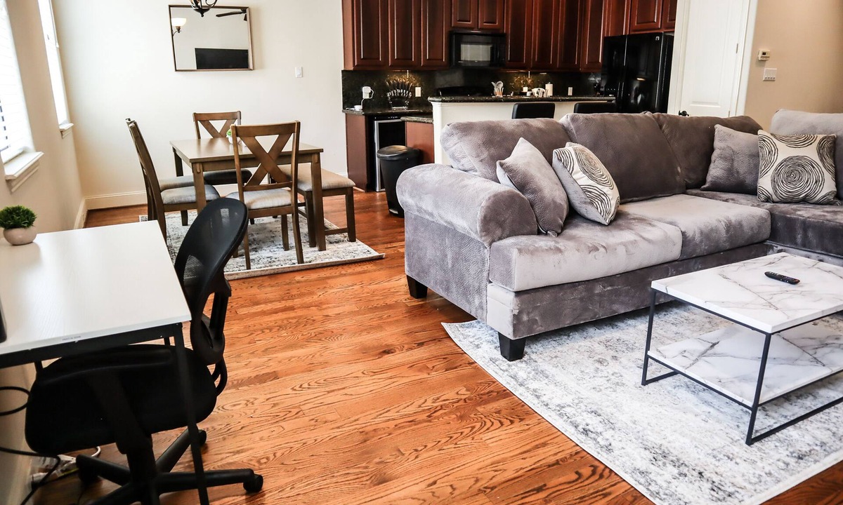 Woodlake - Briar Meadow House | Comfy King Bed | Sleeps 10 | Near Houston Galleria