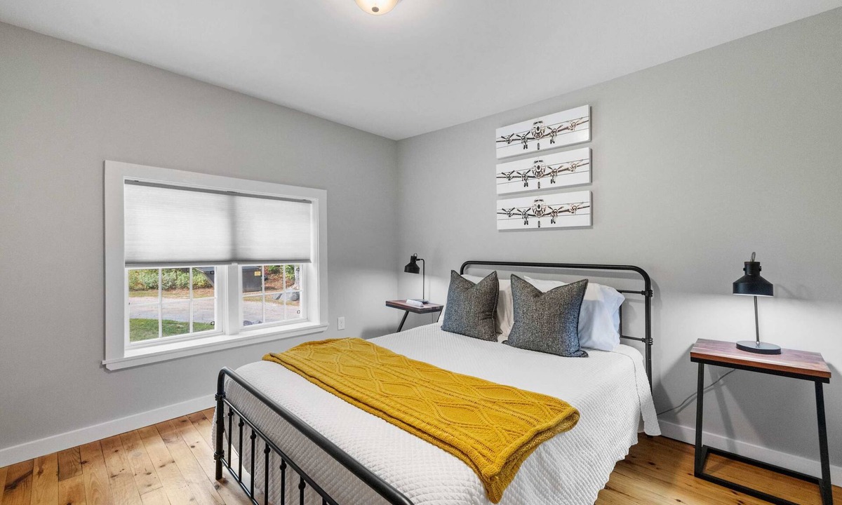 Bradford House | Comfy Large Bungalow - 4 Bed 1BA On Private Pond