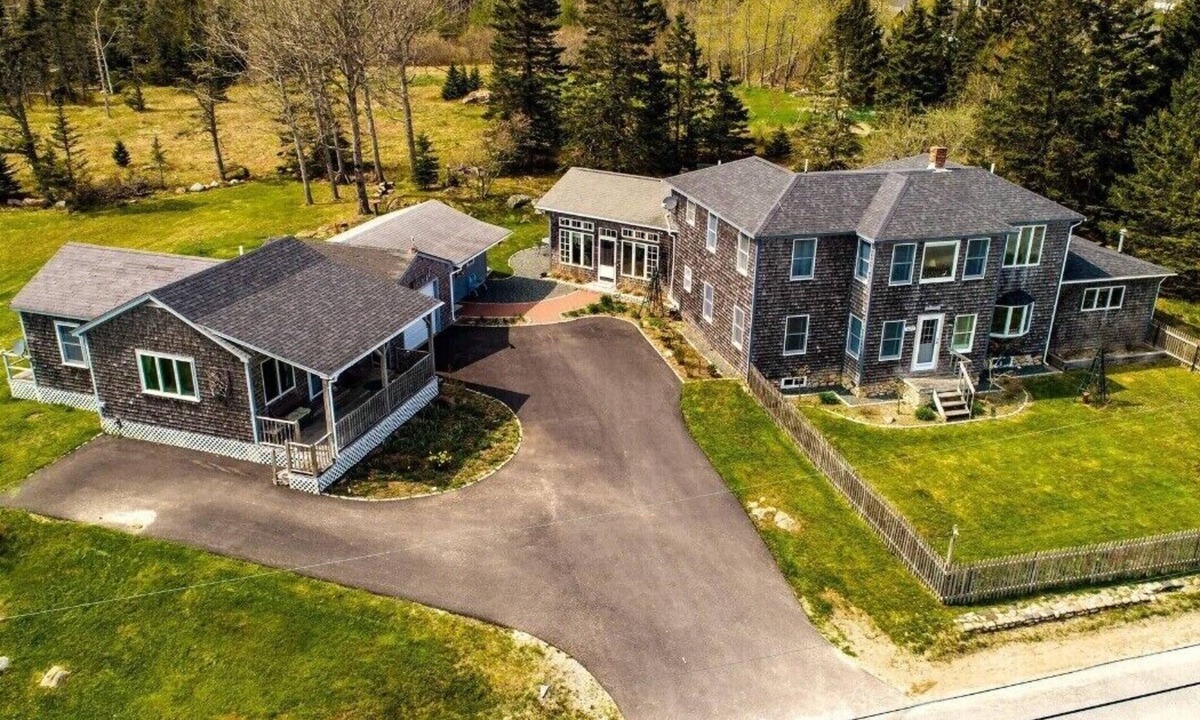 Corea House | Comfy "Mini-estate" on Iconic Corea Harbor