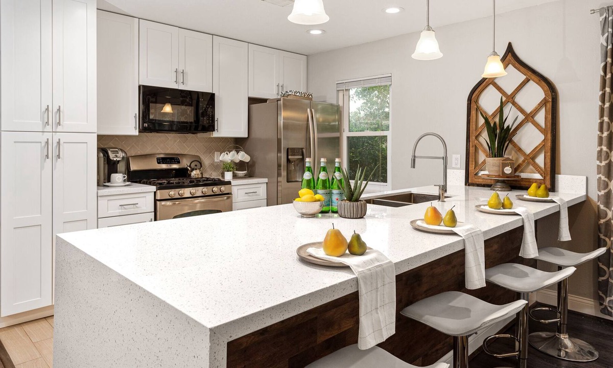 Barker House | Comfy Modern Home - Close to Everything!