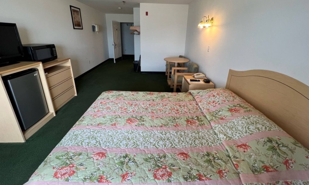 Red Bud Bed & Breakfast | Comfy Petite Queen Suite in the Heart of Red Bud!