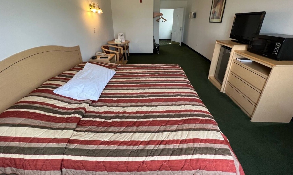Renault Bed & Breakfast | Comfy Petite Single King Suite in a Friendly Town!