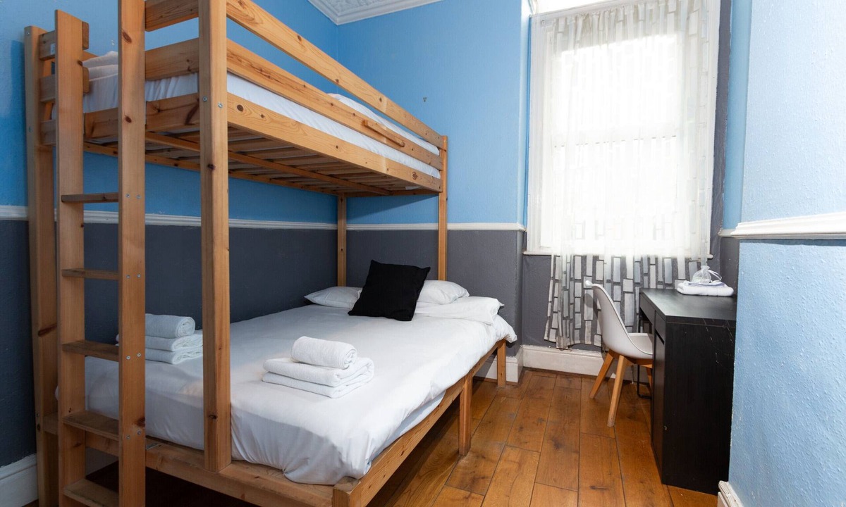 Offerton Bed & Breakfast | Comfy Private Room near MCR Centre