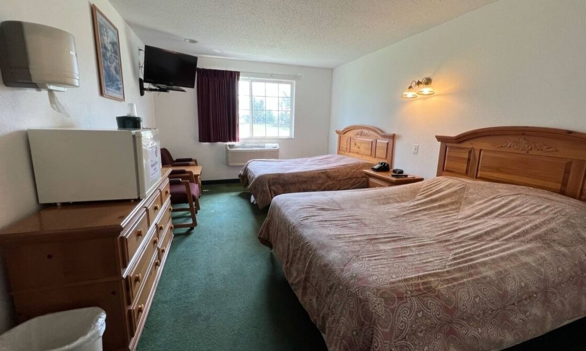 Red Bud Bed & Breakfast | Comfy Queen + Full Room in the Heart of Red Bud!