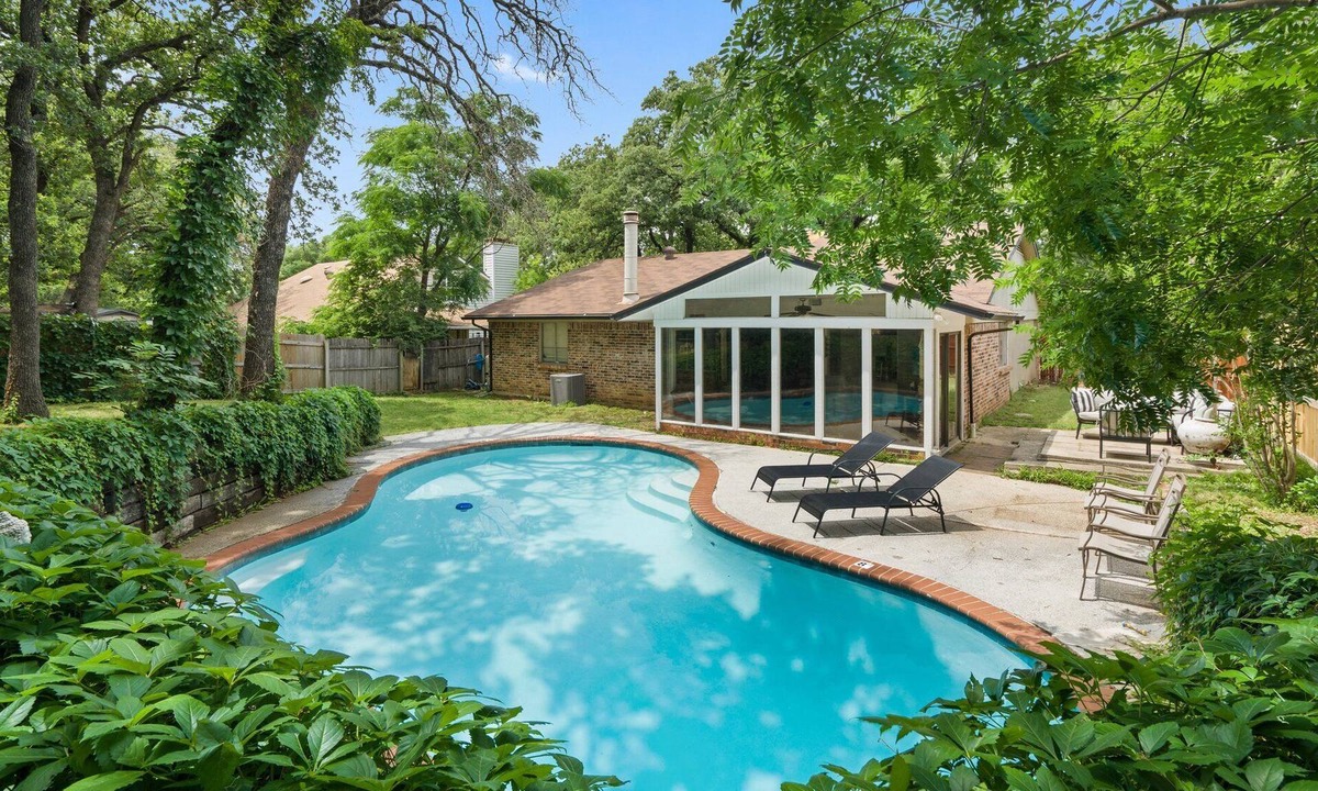Euless House | Comfy, Refreshing Home w/ Sun Room & Pool!