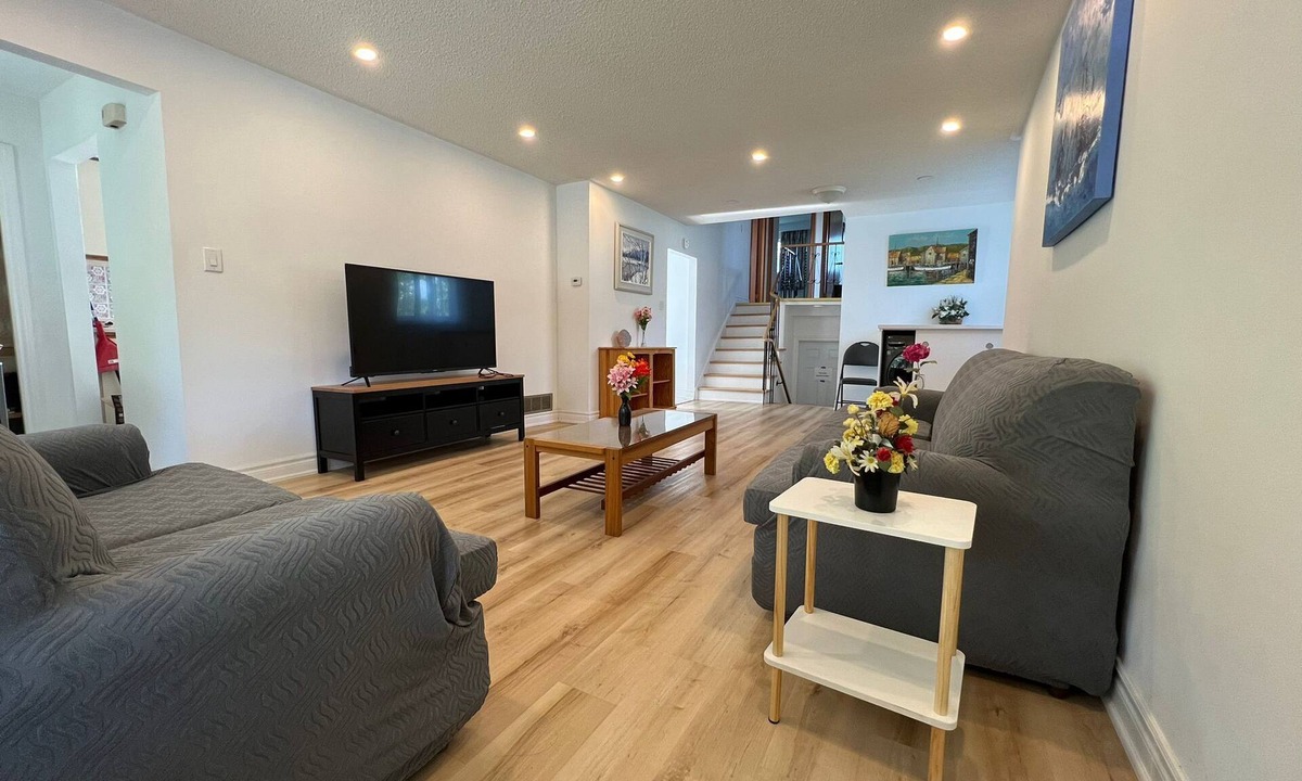 Agincourt House | Comfy rooms near Agincourt Go