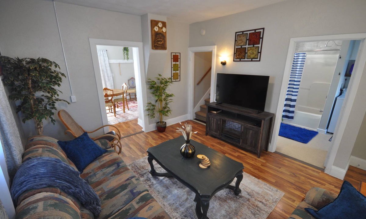 Mankato House | Comfy Rustic Retreat 2 blocks from Mayo Hospital and Bethany College.