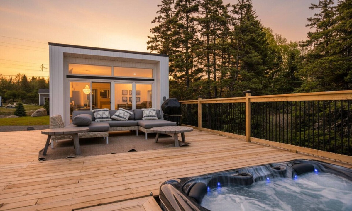 Hunts Point Cottage | Comfy Seaside Cabana . Hot Tub, Sauna and All Weather Domes - Private