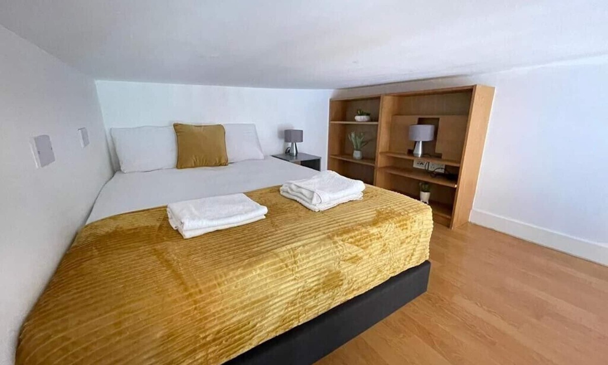 Colville Apartment | Comfy Split Level Studio Portobello Rd wth Terrace