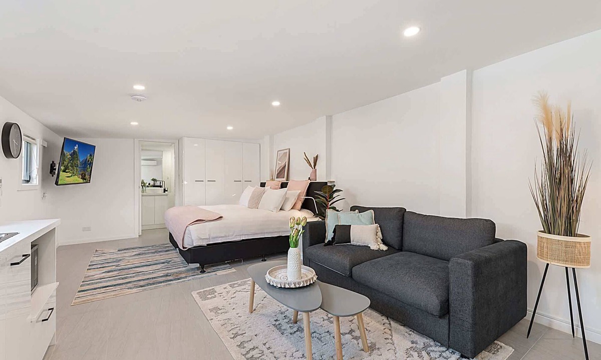 Carnegie Apartment | Comfy Studio near Racecourse, Dining & CBD Trains