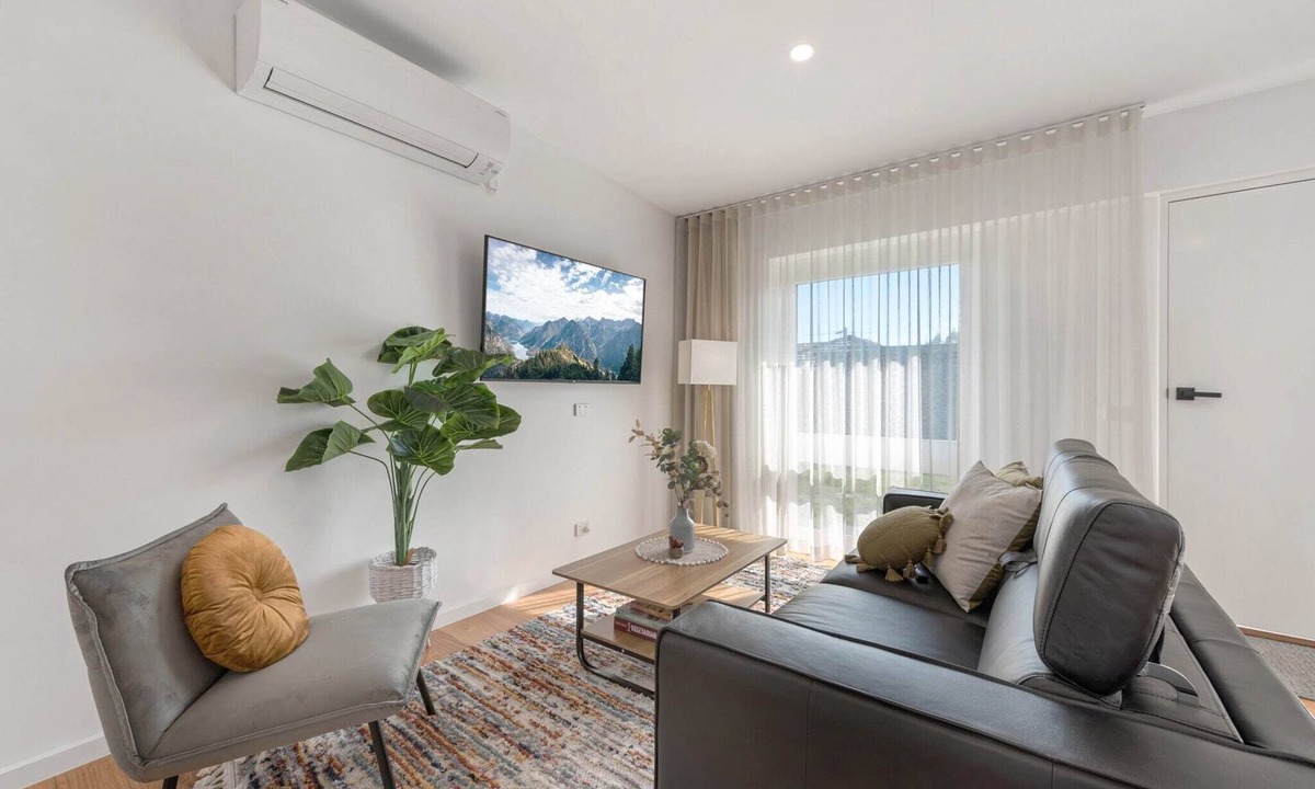 Carnegie Apartment | Comfy Studio with Shared Backyard near Racecourse