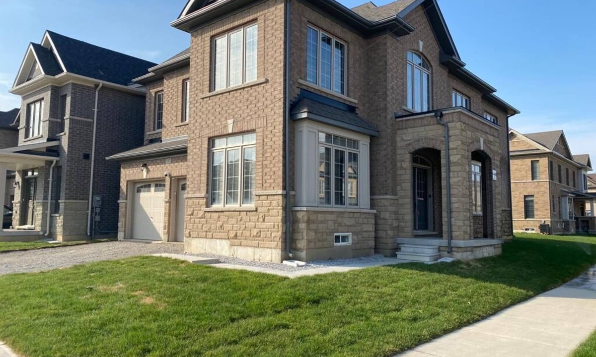 Mount Pleasant House | Comfy VRBO with 6 Bedrooms, 3.5 Bathrooms, accommodating 12 people comfortably.