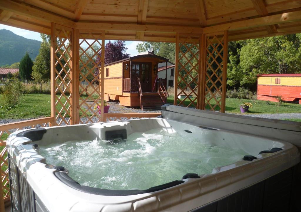 Saint-Nectaire Resort | Comme Sur Des Roulottes