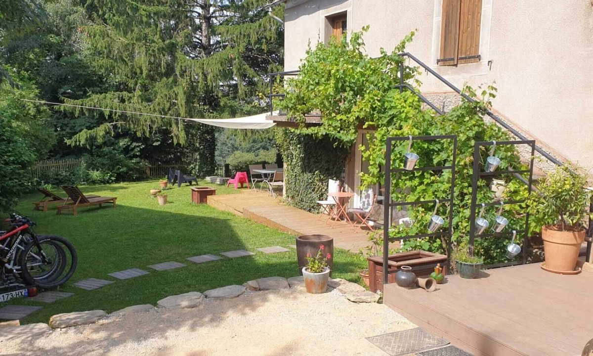 Quins House | Comme une Sieste à L'ombre des Grands Arbres