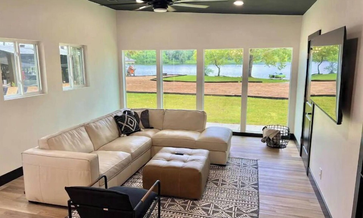 Wetumpka House | Commercial Arcades - Hottub - Pool Table - Kayaks - Canoe - Firepit