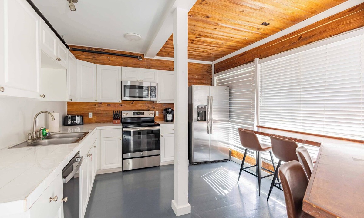 Historic Seaport Apartment | Commodore's Cove - One block from Duval St