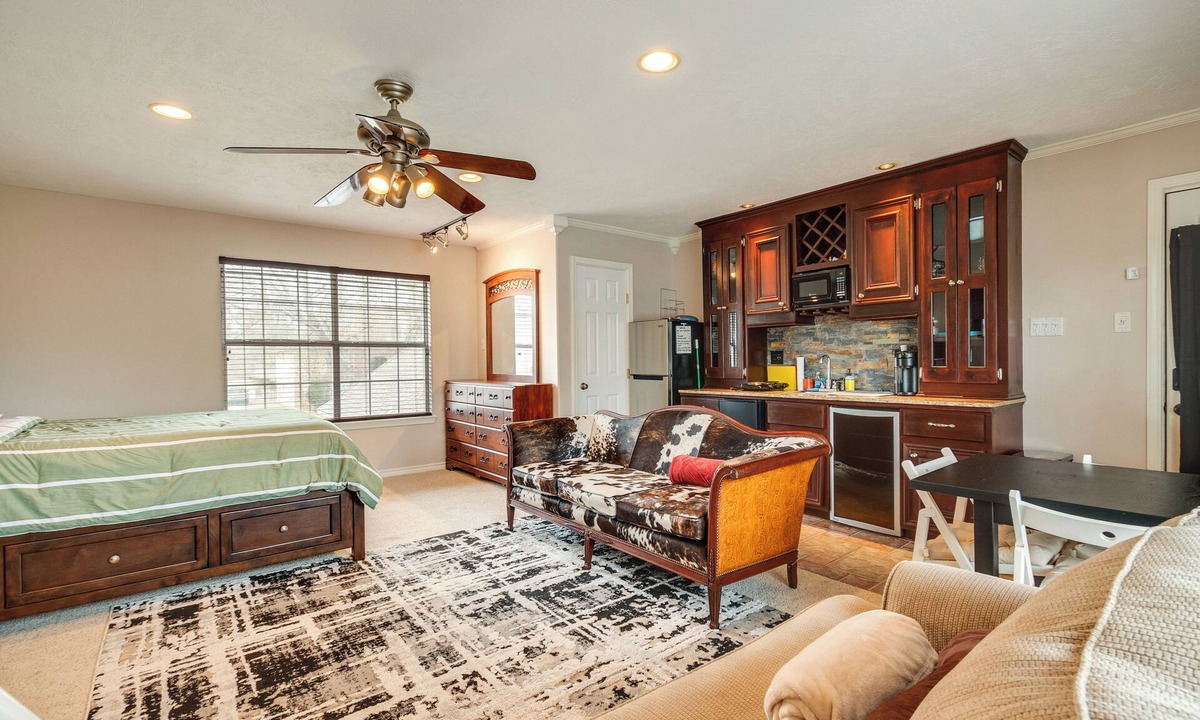 Wimbledon Falls Apartment | Community Pool Access: Studio in Tomball!