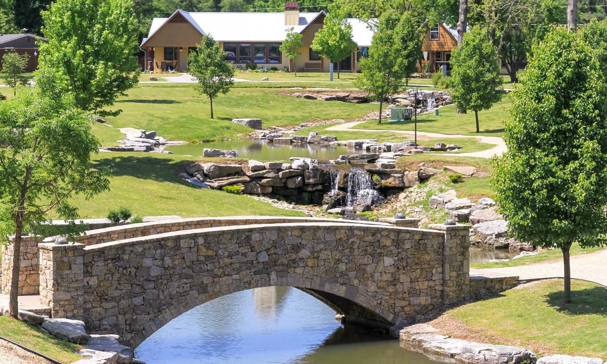 Vinita House | Community Pool, Fishing Ponds, Hot Tub, 2 King 2 Queen+Beds SINGLE STORY