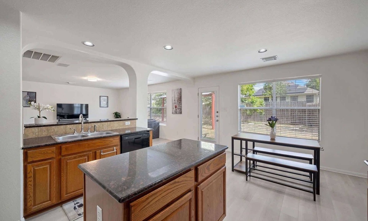 McNeil House | *CommunityPool*Huge Backyard*PetFriendly