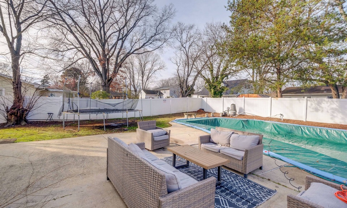 St. Charles Cottage | Commute to Alexandria & DC: Home w/Shared Yard