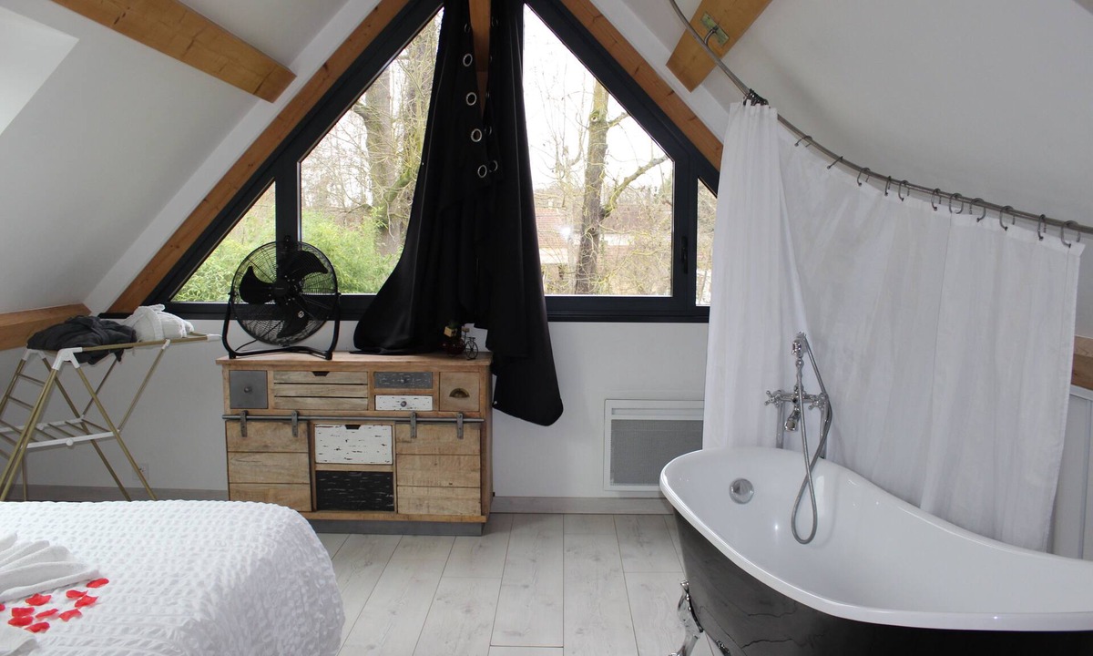 Lindry Apartment | Completely quiet apartment with pool and jacuzzi