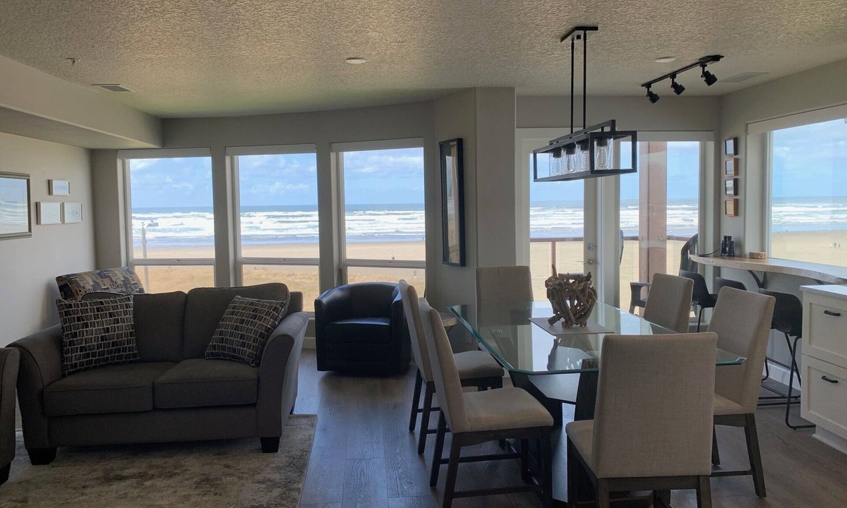 Seaside Condo | Completely remodeled luxurious1200 sq ft oceanfront 2-bedroom/2-bathroom condo