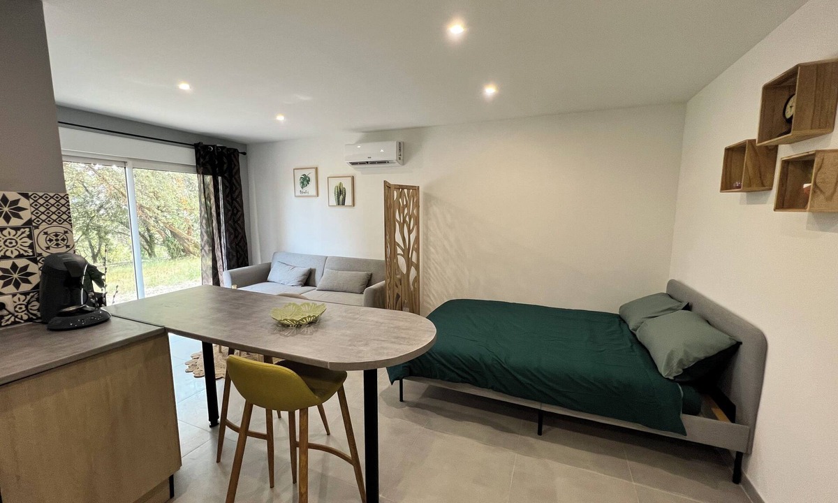 Mondragon Apartment | Completely renovated first floor apartment