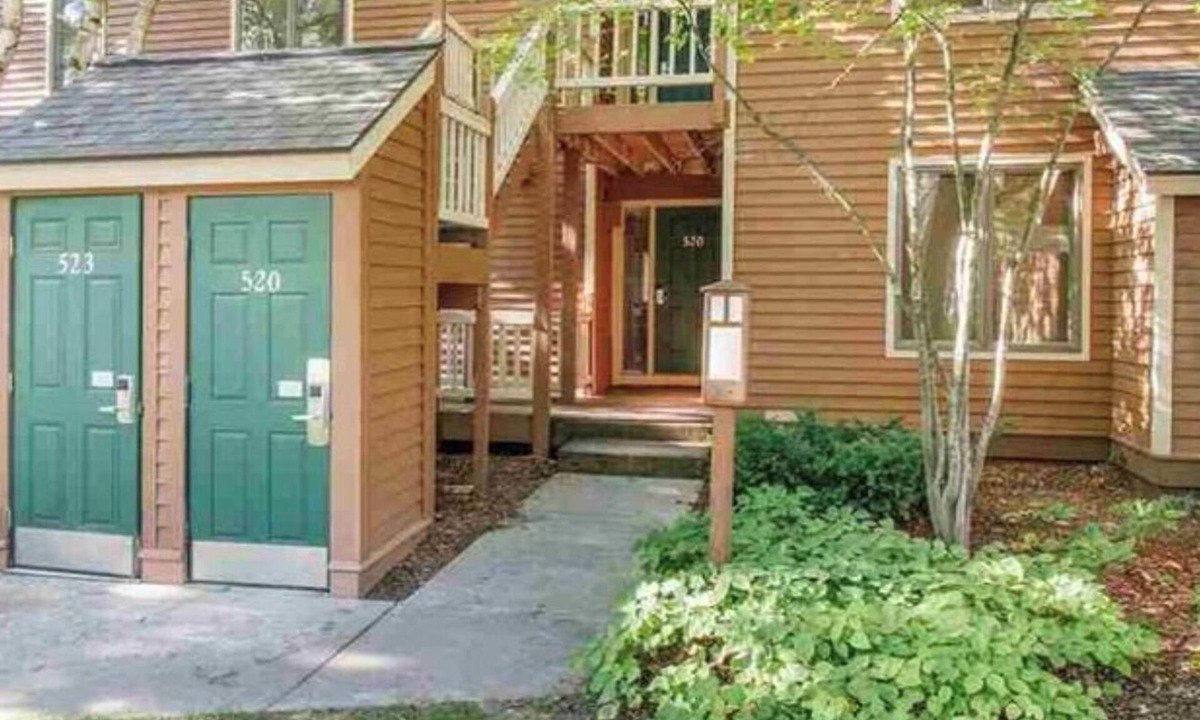 Thompsonville Condo | Completely updated Crystal Mountain Condo Great Location Dog Friendly!