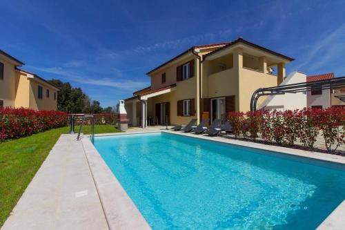 Banjole Villa | Complex of two villas Aurora-Marisol with 2 pools only 200m from the beach for up to 20 persons - WiiBuk