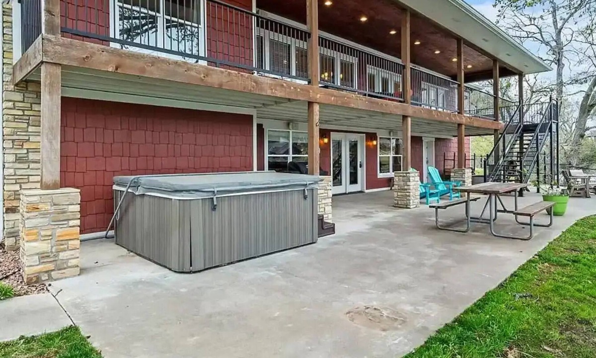 Vinita House | Compound on Lake - Gameroom/Dock/Pool/Hot tub - Sleeps 37