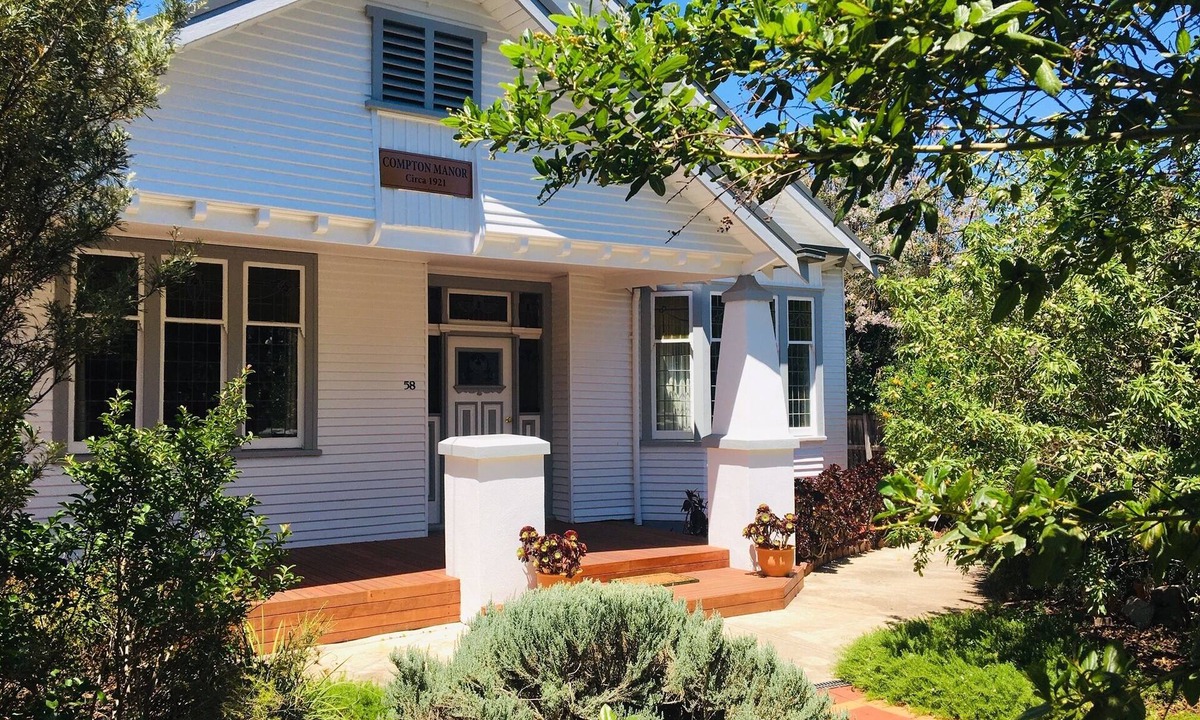 Horsham House | Compton Manor Horsham