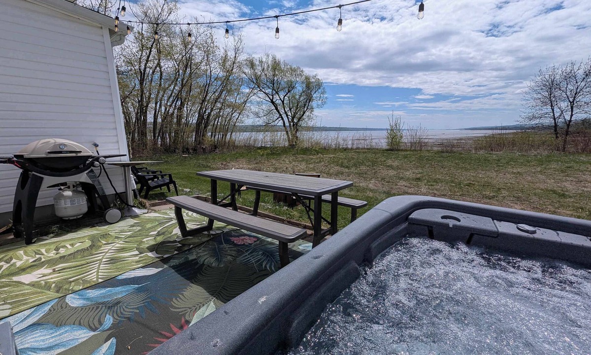 Ste Anne de Beaupre Apartment | Condo 1 - Waterfront with SPA, Fireplace & Barbecue