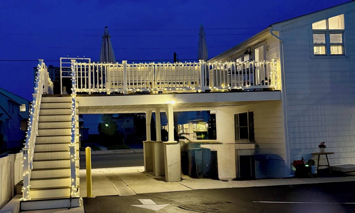 Margate City Condo | CONDO 2 BEDRM, EXPANSIVE PRIVATE DECK! WALKABLE to all HOT SPOTS w/POOL