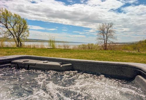 Ste Anne de Beaupre Apartment | Condo 2 - Bord de l'eau SPA Barbecue & Foyer