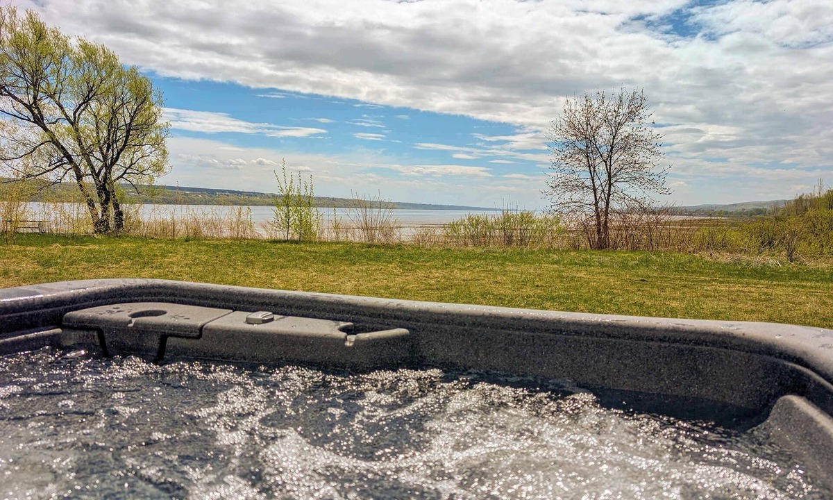 Ste Anne de Beaupre Apartment | Condo 2 - Bord de l'eau, SPA, Barbecue & Foyer