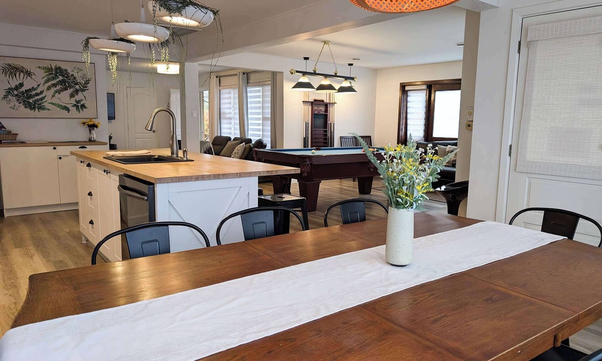Ste Anne de Beaupre Apartment | Condo #3 | 2 min from the waterfront | Billiards & BBQ