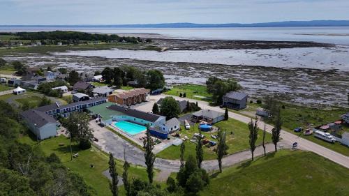 Isle aux Coudres Apartment | Condo Bord de fleuve Piscine - Les Voitures d'Eau