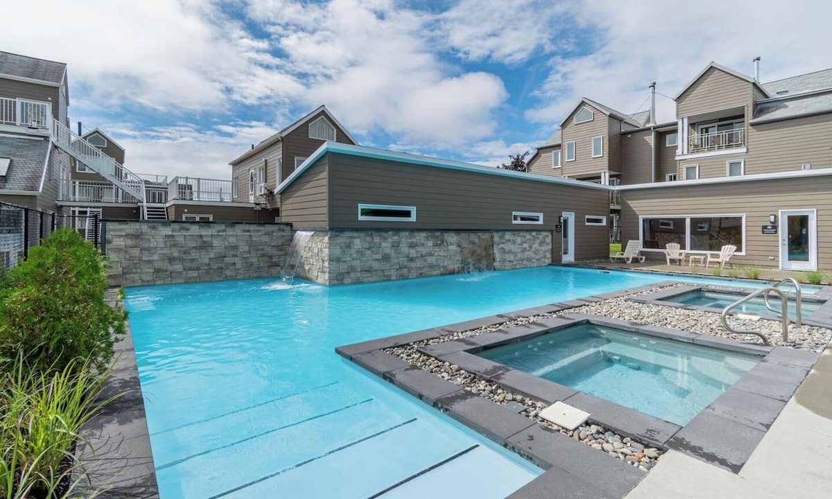 Beaupre Condo | Condo: Heated pool & spa + gym + fireplace + AC