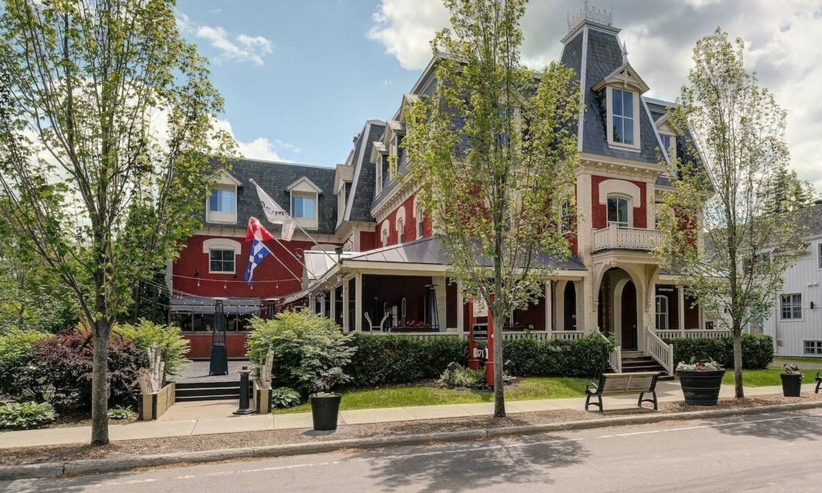Bromont Apartment | Condo in a building suite 203