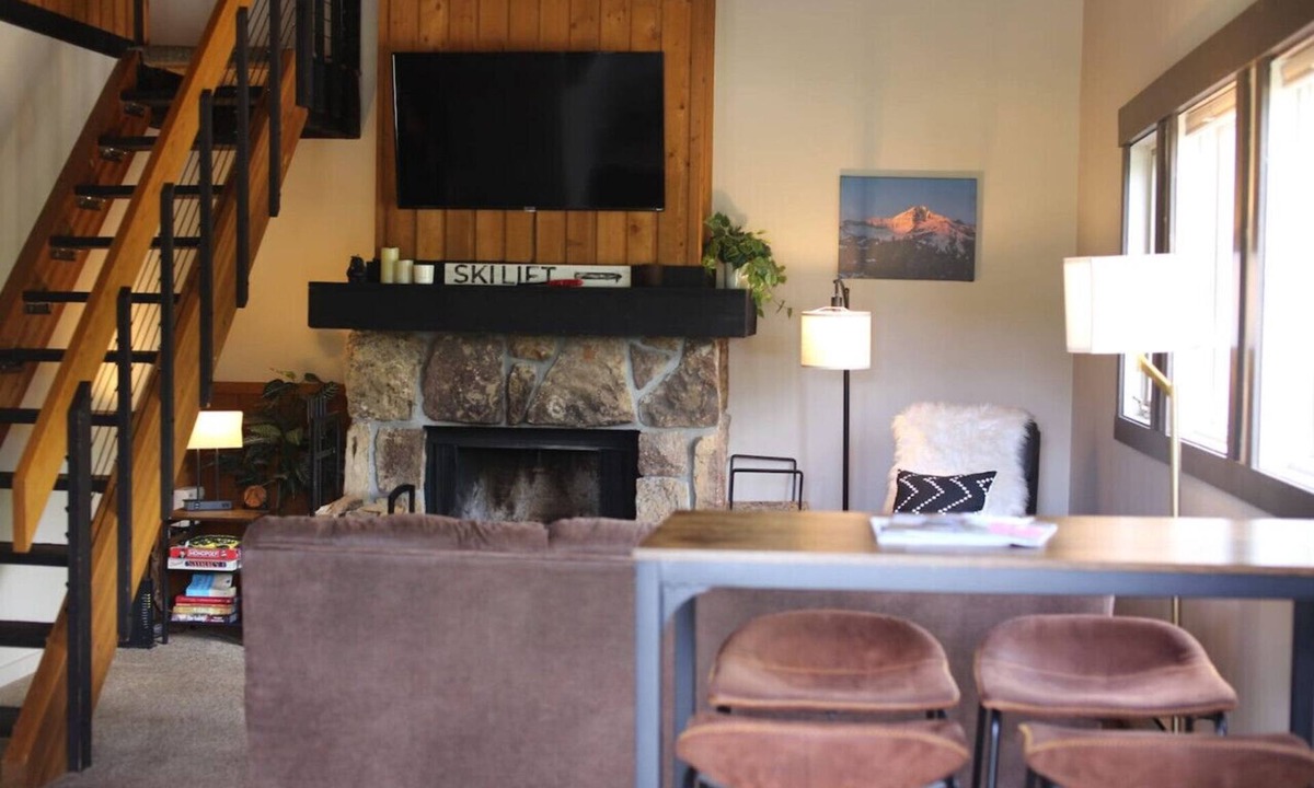 Big Sky Meadow Village Condo | Condo Near Skiing w/Fireplace & Indoor Pool/Suana