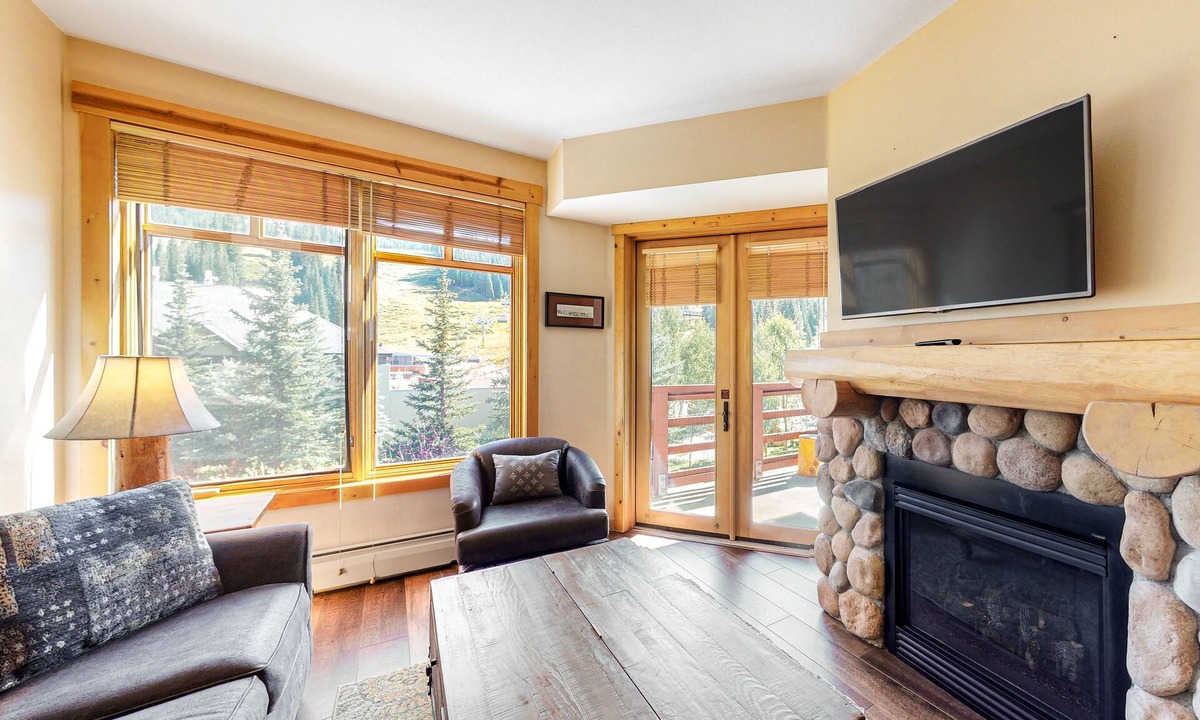 Copper Mountain Village Condo | Condo with ski view, hot tub, tennis, & fitness room - walk to lifts