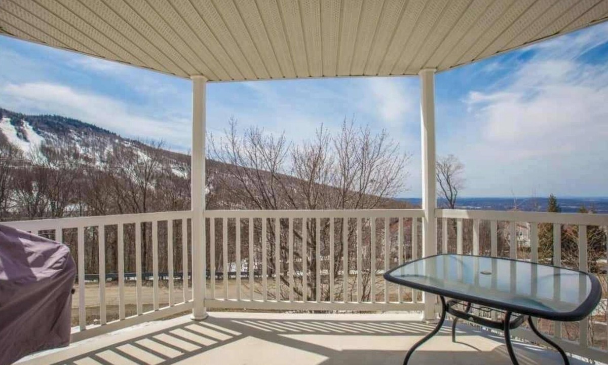 Sutton Apartment | Condo with spectacular view for monthly rental in Mont Sutton