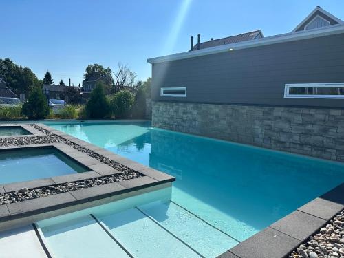Beaupre Apartment | Condos Vacances MSA 2CH - incluant piscine et spas extérieurs OUVERTS À L'ANNÉE!