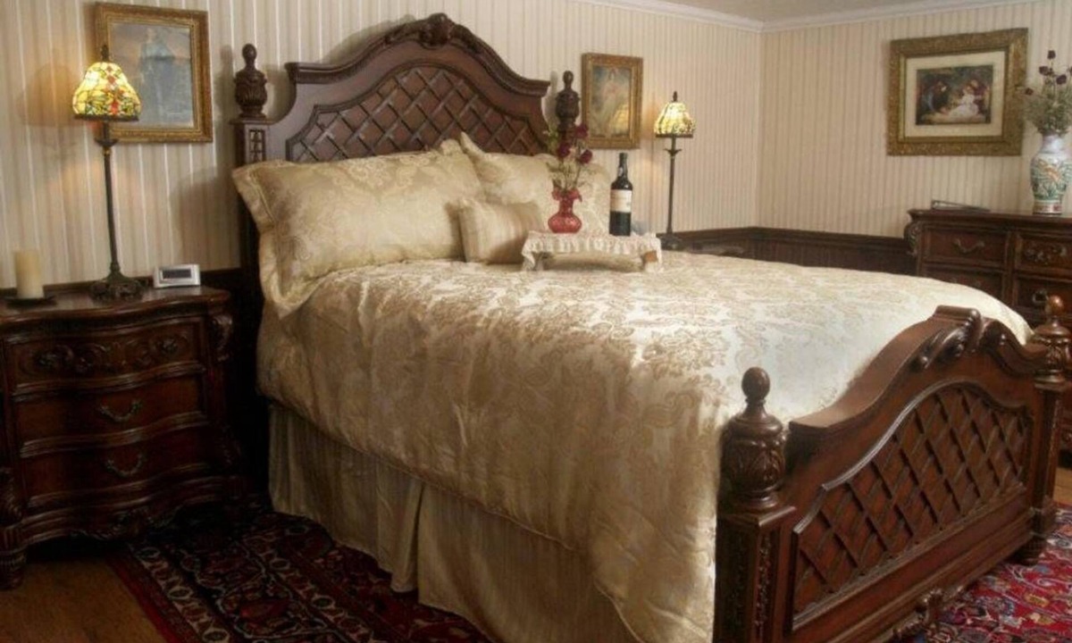 Russell Bed & Breakfast | Conewango Room at Carousel Bed and Breakfast