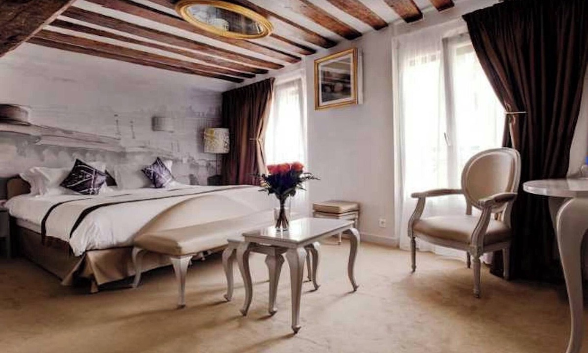 Les Halles Hotel | Confidential Room 1, a stone's throw from the Louvre