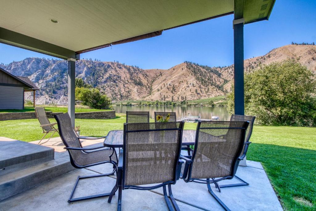 Orondo House | Connect with the Columbia