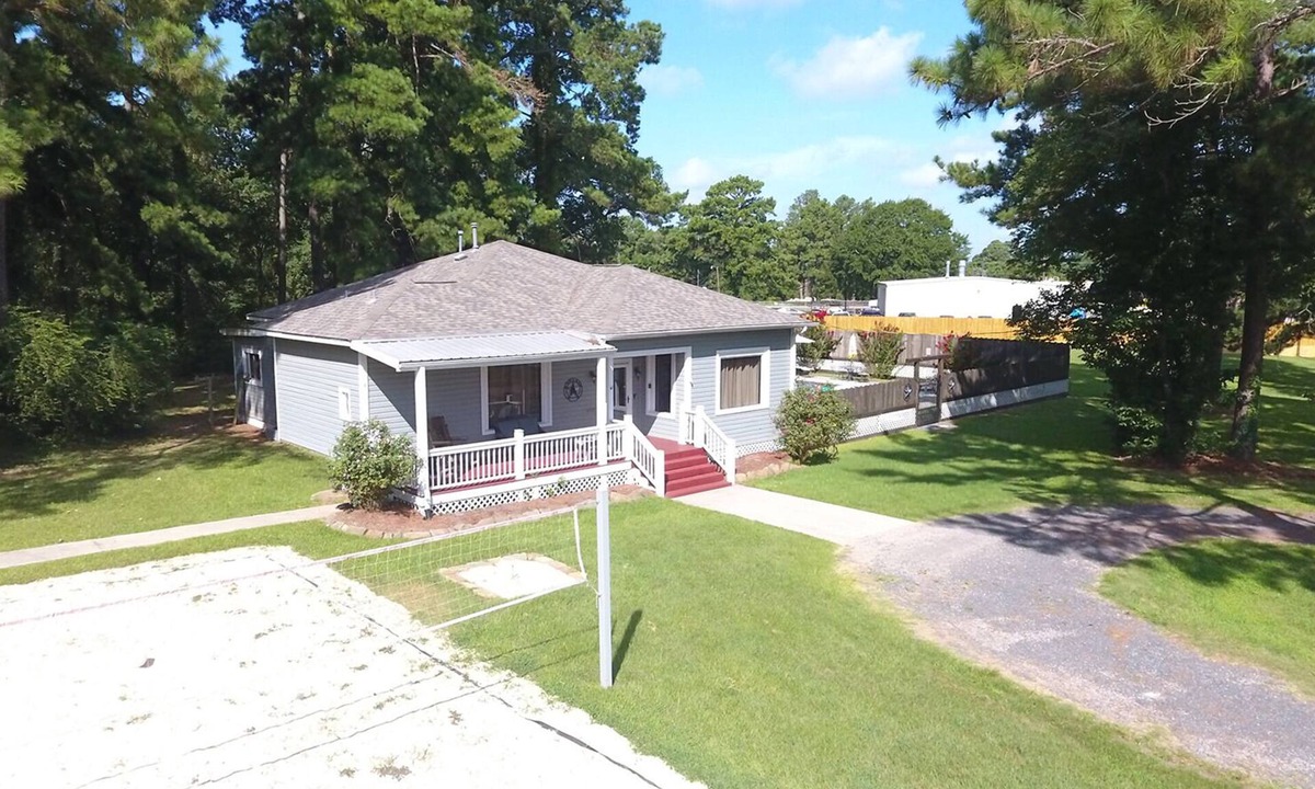 Montgomery House | ConRoy's Junction Sleeps 20